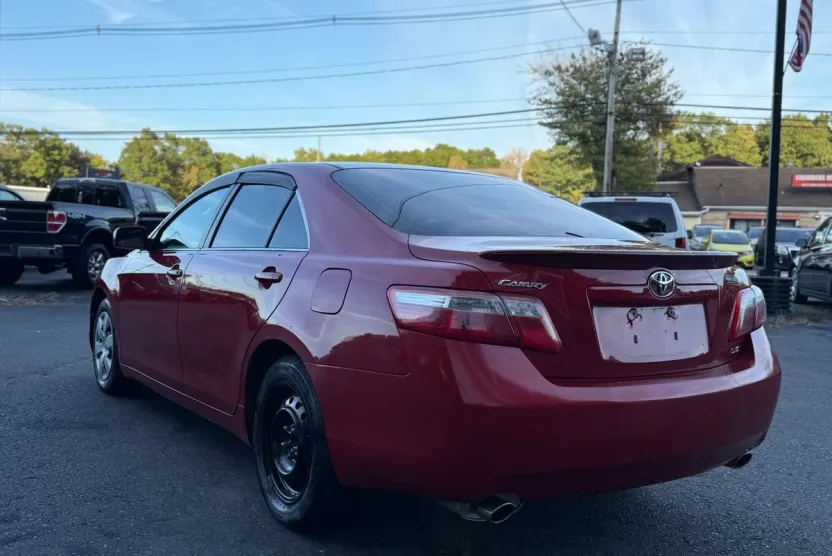 2009 Toyota Camry LE photo 1