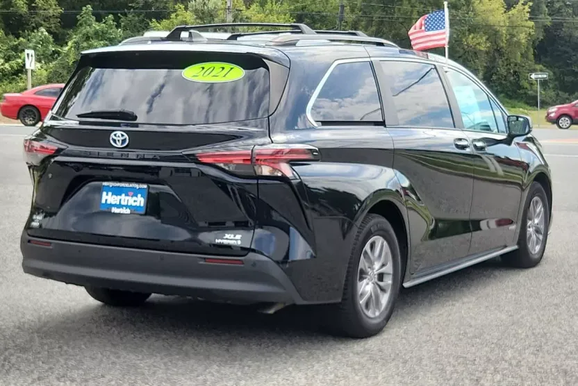 2021 Toyota Sienna XLE photo 1