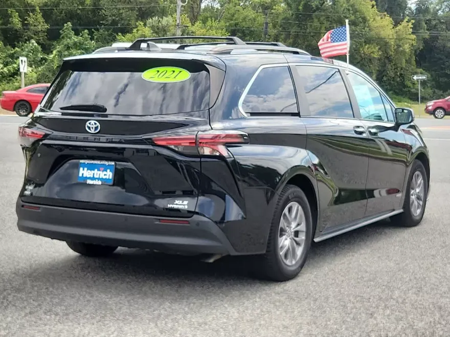 2021 Toyota Sienna XLE photo 1