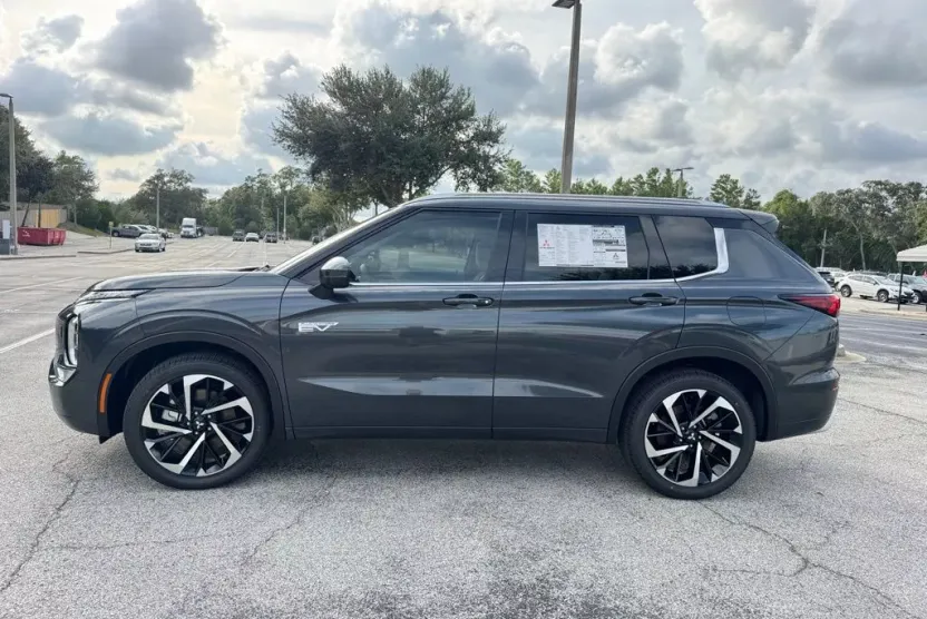 2025 Mitsubishi Outlander PHEV SEL photo 1
