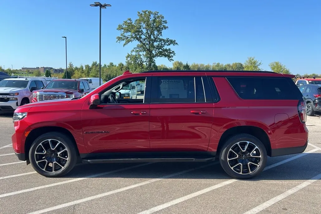 2022 Chevrolet Suburban RST photo 1