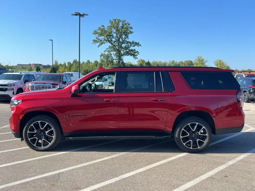 2022 Chevrolet Suburban RST photo 1