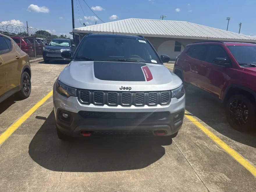 2025 Jeep Compass Trailhawk photo 1