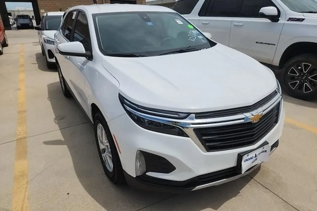 2022 Chevrolet Equinox LT photo 1