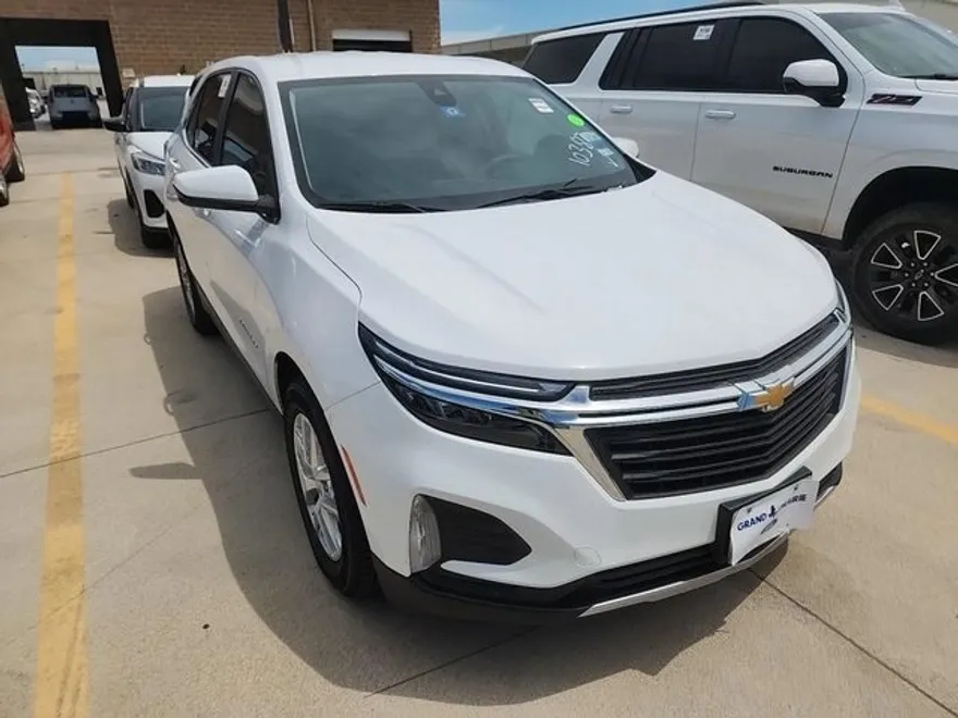 2022 Chevrolet Equinox LT photo 1