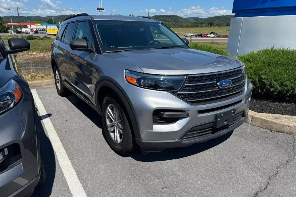 2021 Ford Explorer XLT photo 1