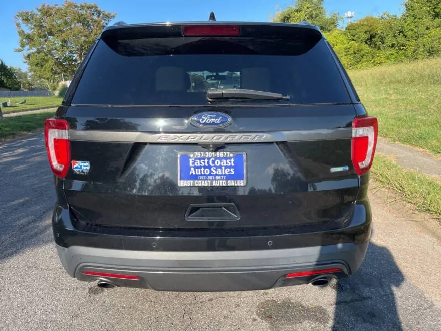 2017 Ford Explorer XLT photo 1