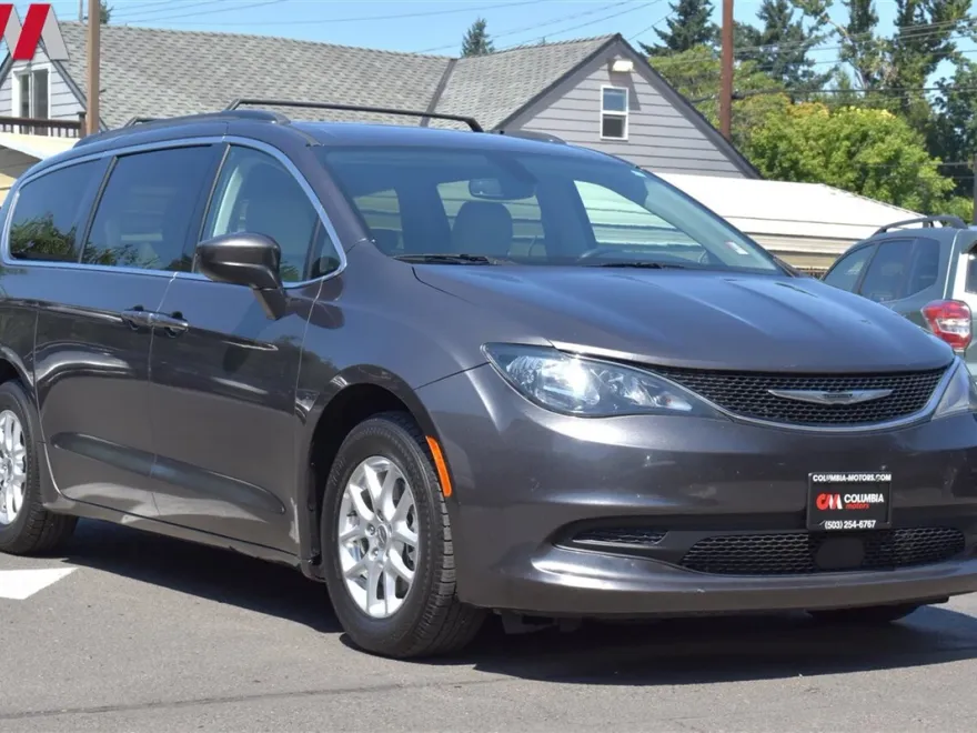 2021 Chrysler Voyager LXi photo 1
