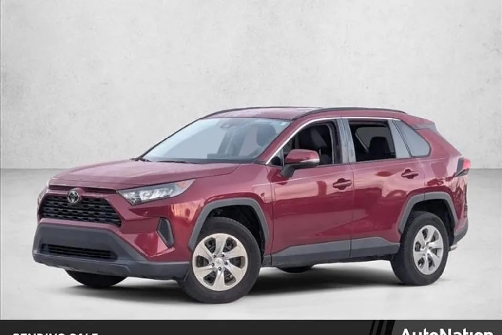 2020 Toyota RAV4 LE photo 1