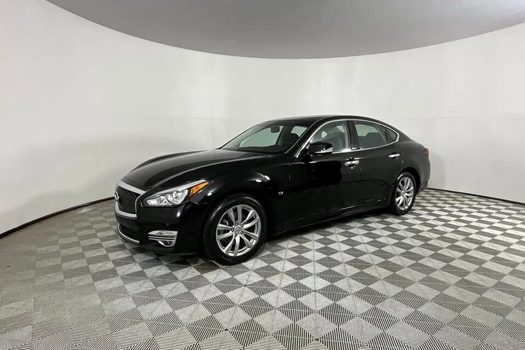 2019 Infiniti Q70 3.7 Luxe photo 1