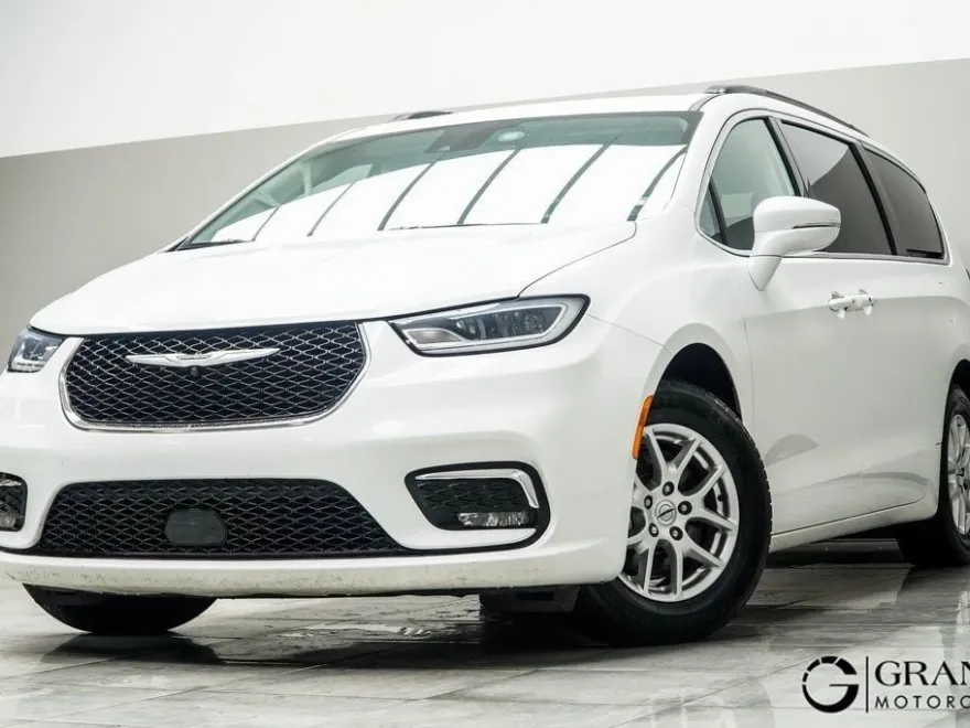 2022 Chrysler Pacifica Touring L photo 1