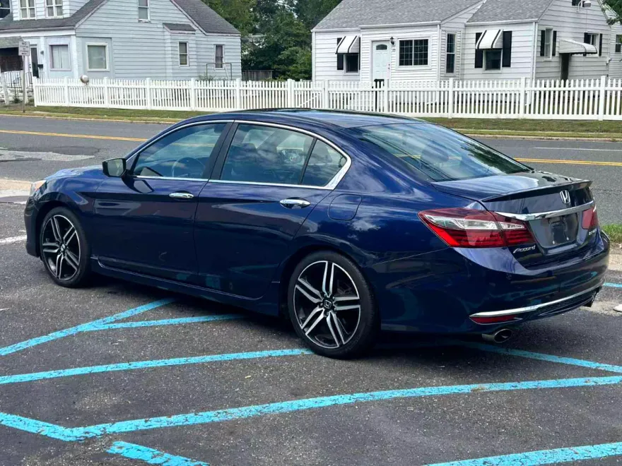2017 Honda Accord Sport photo 1