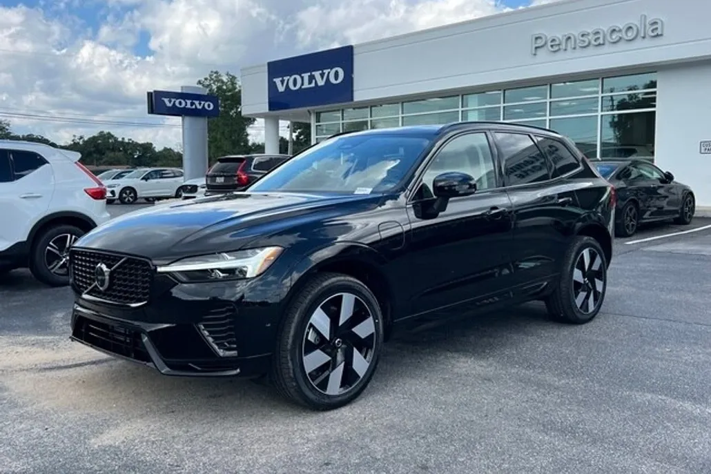 2025 Volvo XC60 T8 Plus photo 1