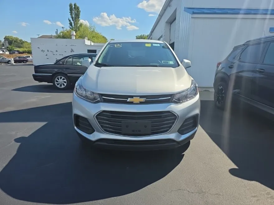 2022 Chevrolet Trax LS photo 1