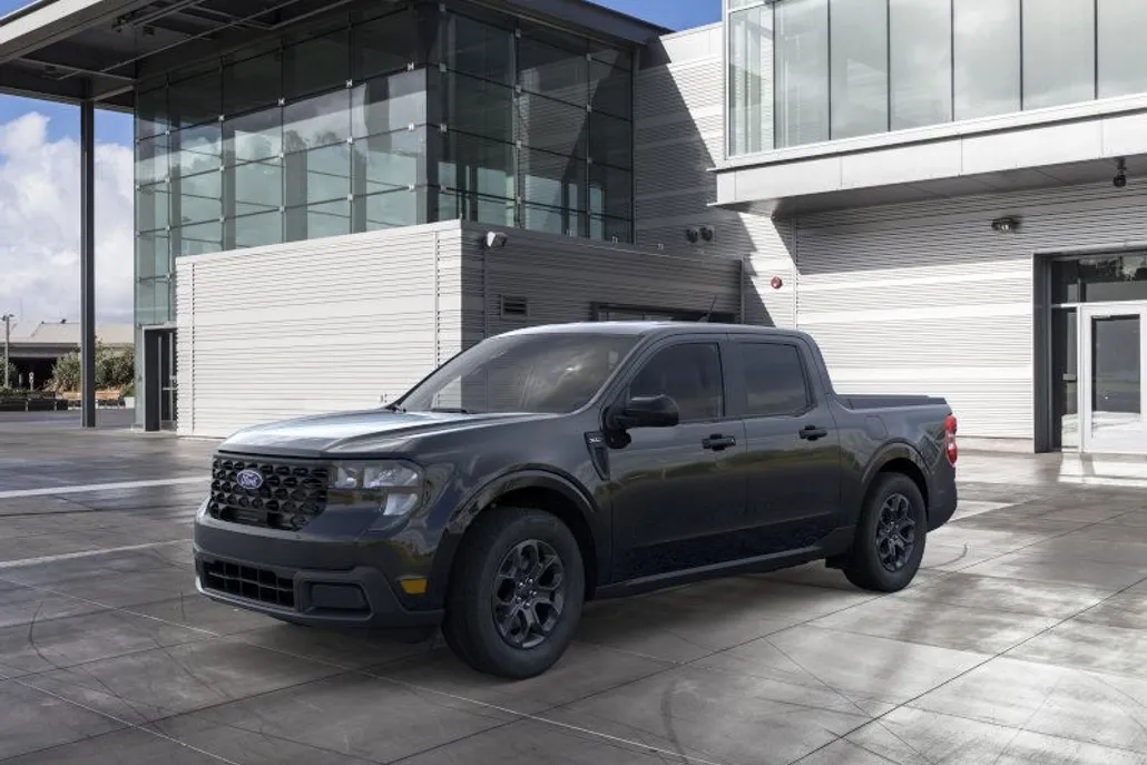 2025 Ford Maverick XLT photo 1