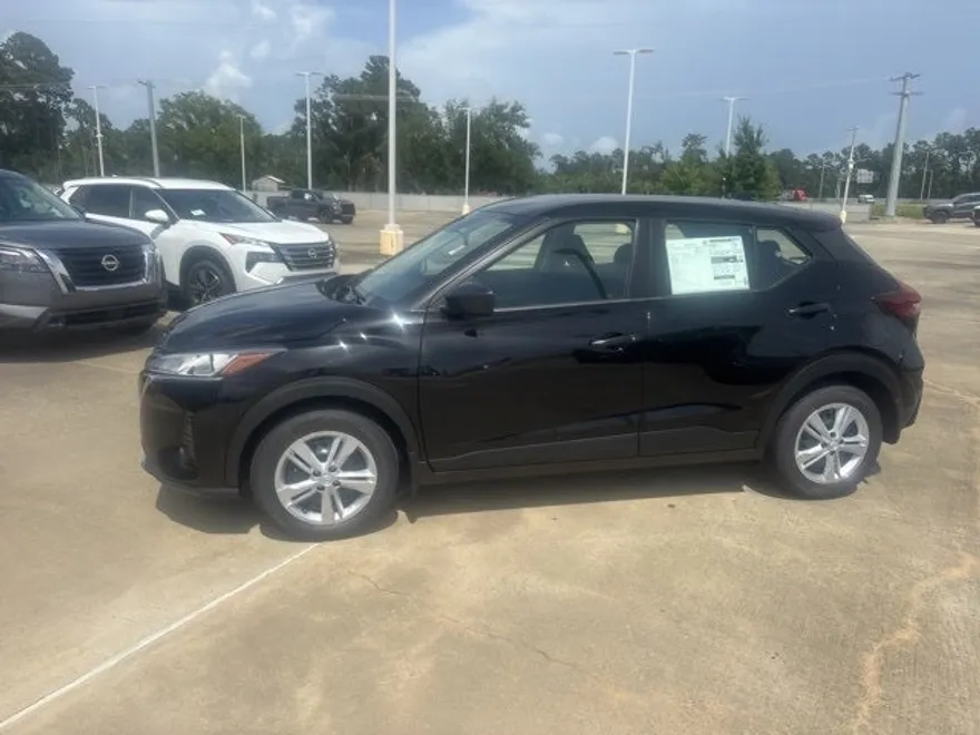 2025 Nissan Kicks Play S photo 1