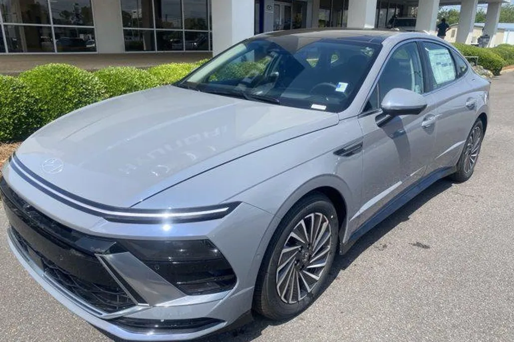 2025 Hyundai Sonata Hybrid Limited photo 1