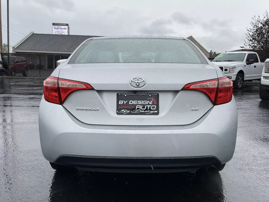 2019 Toyota Corolla LE photo 1