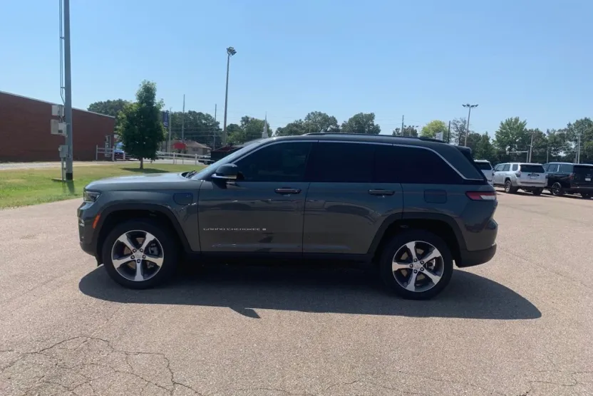 2022 Jeep Cherokee Limited 4xe photo 1