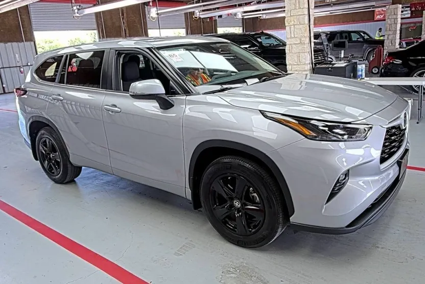 2024 Toyota Highlander LE photo 1