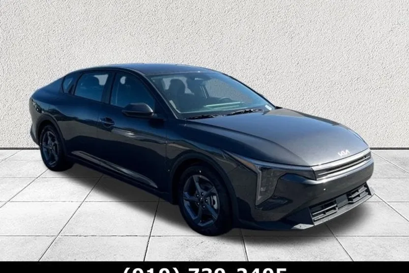 2025 Kia K4 LXS photo 1