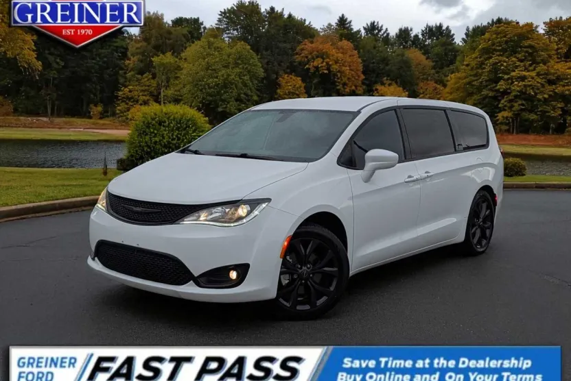 2020 Chrysler Pacifica Touring photo 1