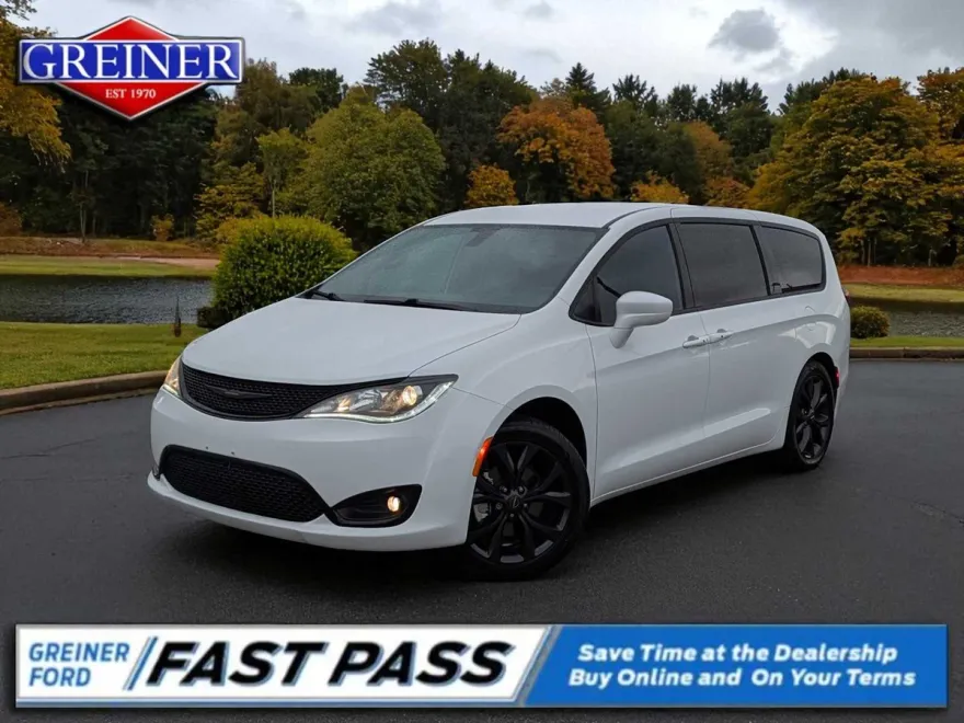 2020 Chrysler Pacifica Touring photo 1