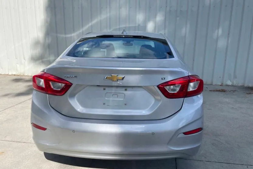 2017 Chevrolet Cruze LT photo 1