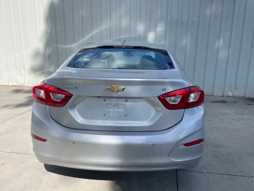 2017 Chevrolet Cruze LT photo 1