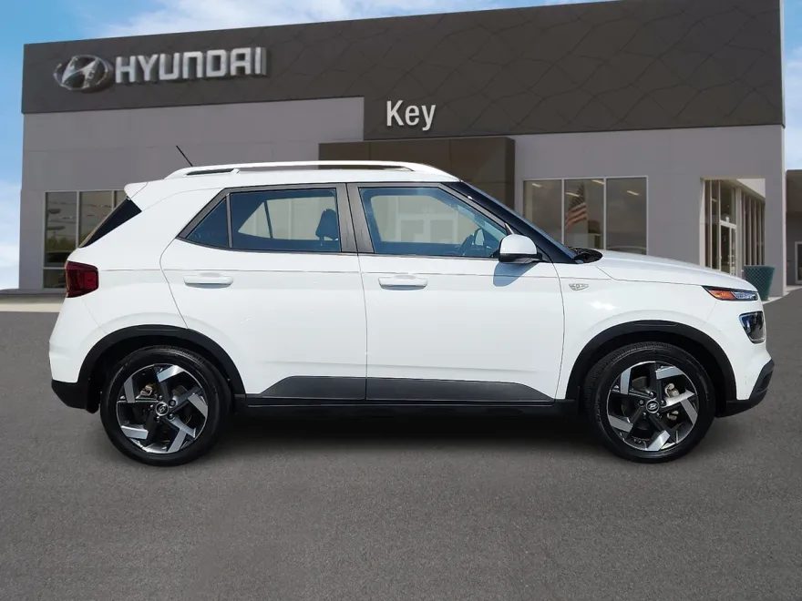 2023 Hyundai Venue SEL photo 1