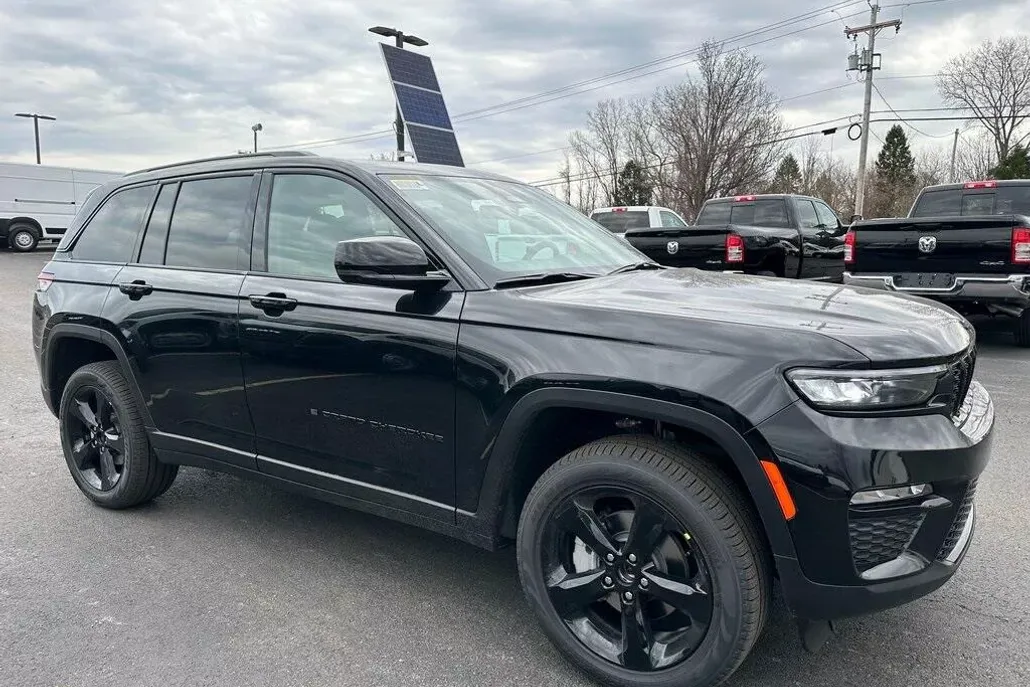 2025 Jeep Grand Cherokee Limited photo 1