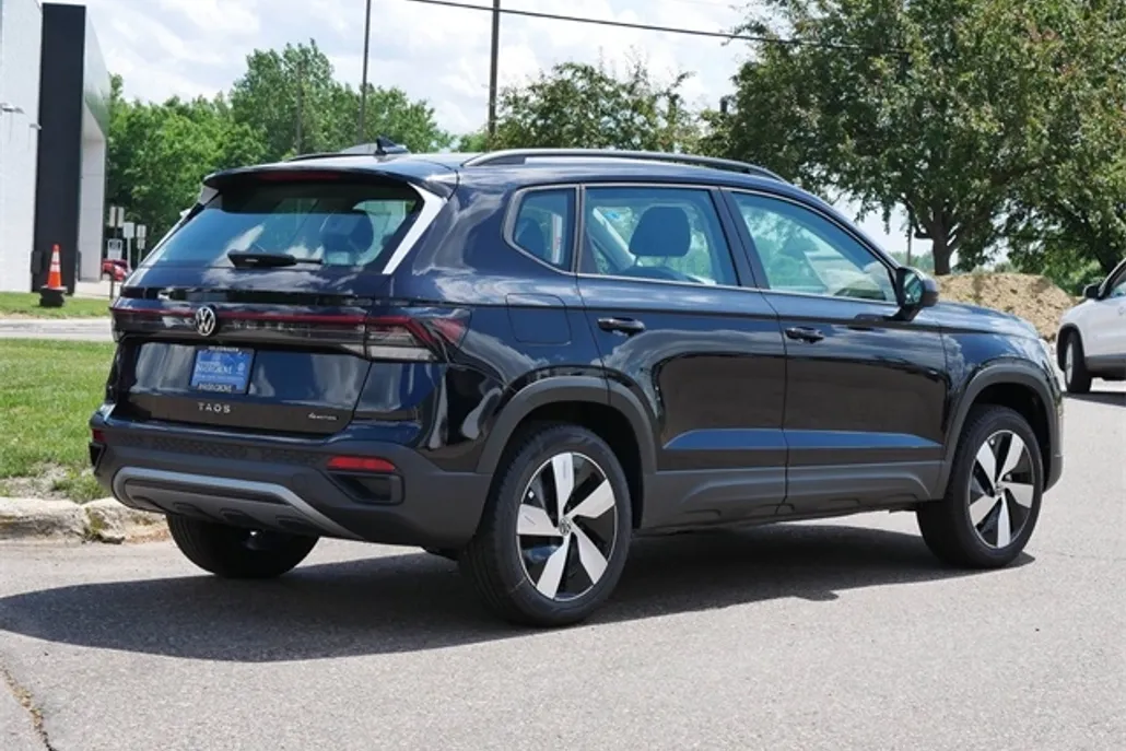 2025 Volkswagen Taos S photo 1