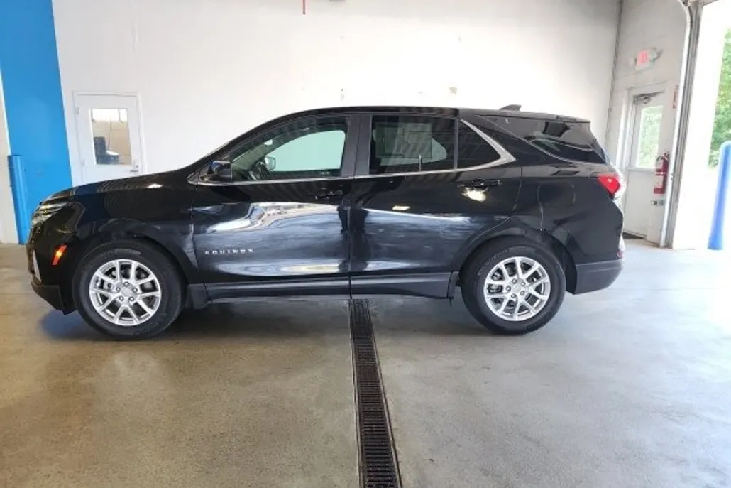 2022 Chevrolet Equinox LT photo 1