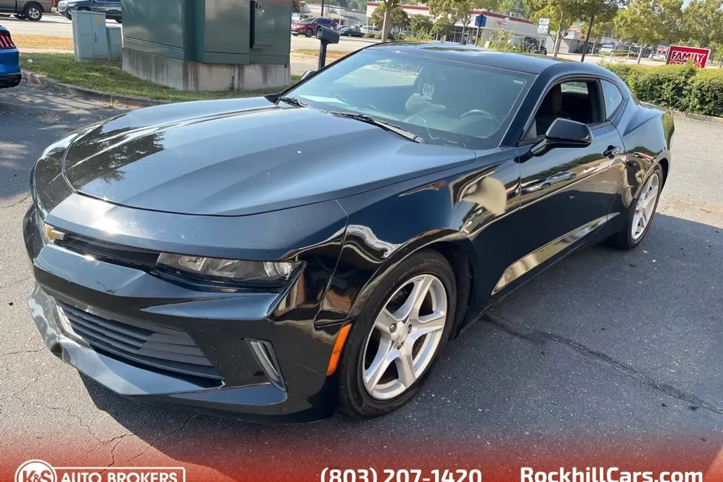 2017 Chevrolet Camaro 1LT photo 1