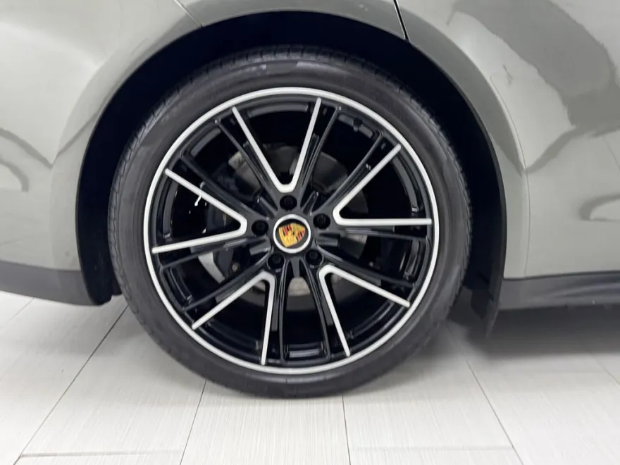 2023 Porsche Panamera 4 Platinum photo 40