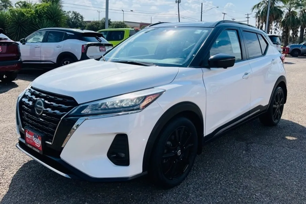 2021 Nissan Kicks SR photo 1