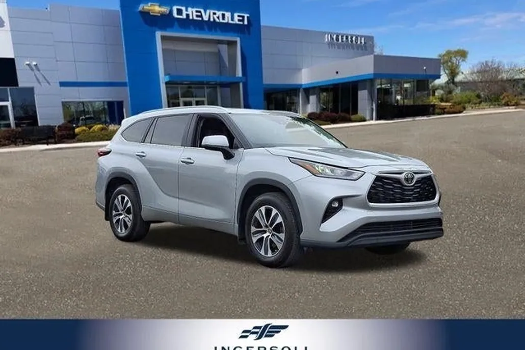 2024 Toyota Highlander LE photo 1