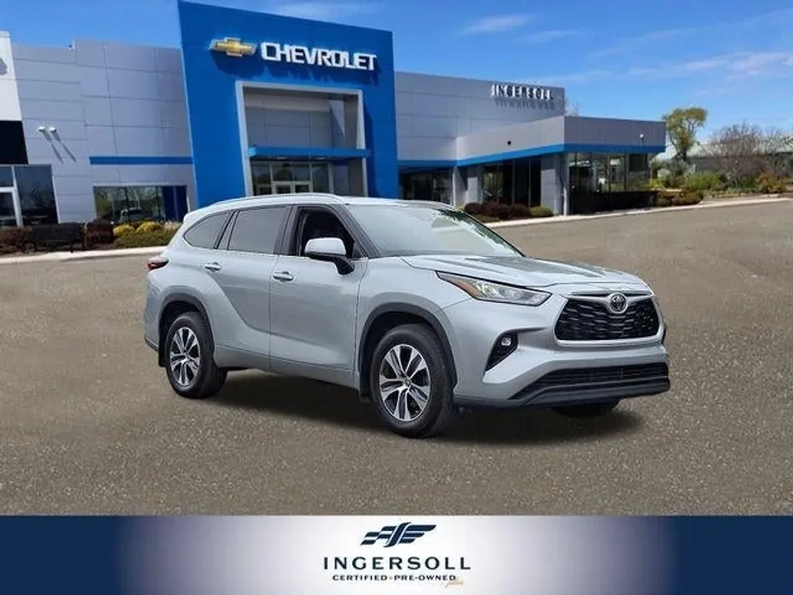 2024 Toyota Highlander LE photo 1