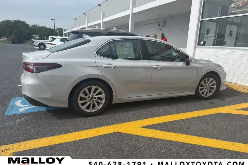 2023 Toyota Camry LE photo 1