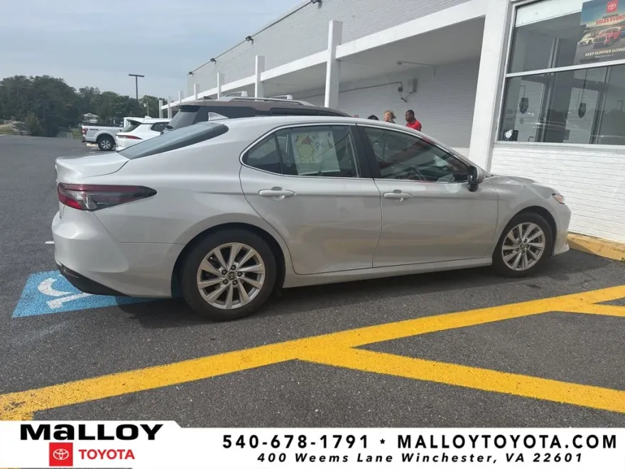 2023 Toyota Camry LE photo 1