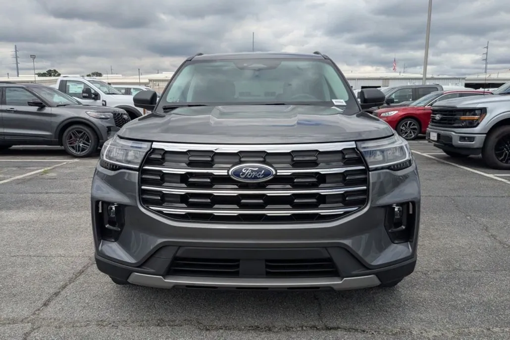 2025 Ford Explorer photo 1