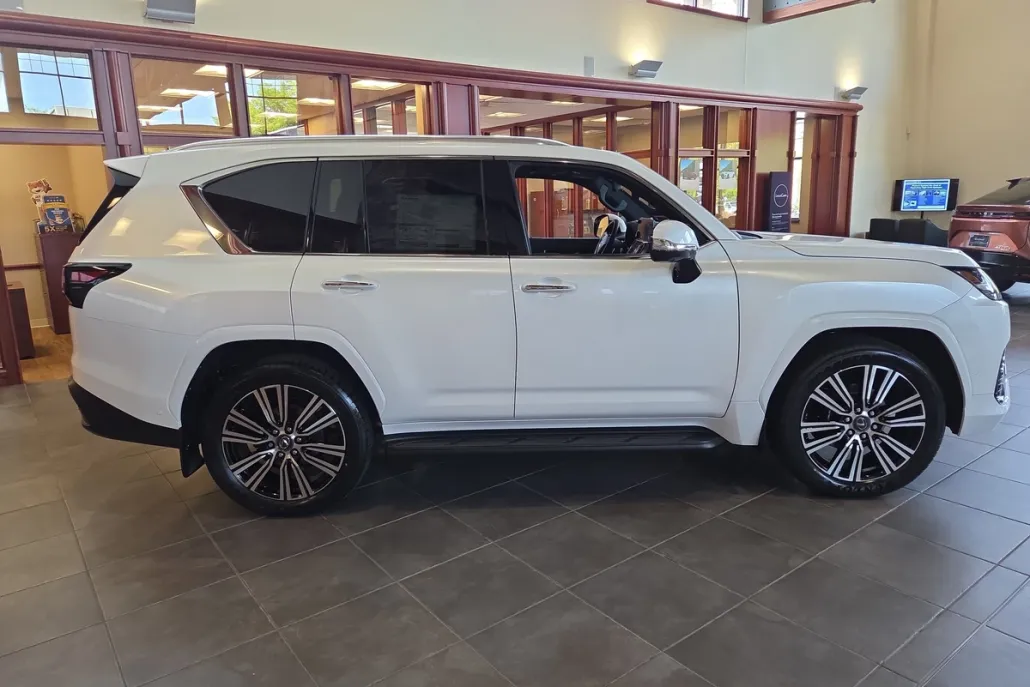 2025 Lexus LX Luxury photo 1
