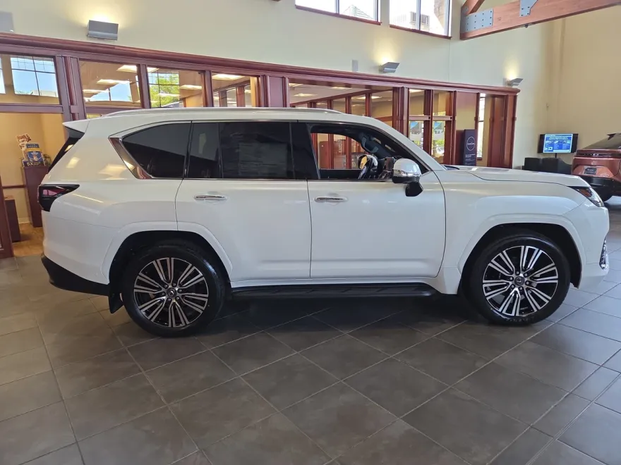 2025 Lexus LX Luxury photo 1