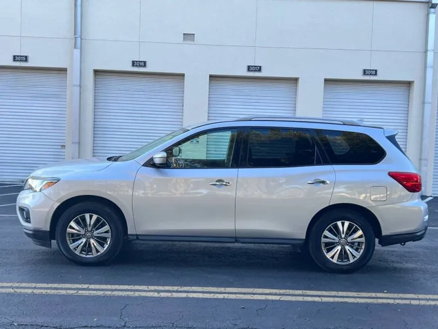2020 Nissan Pathfinder SV photo 1