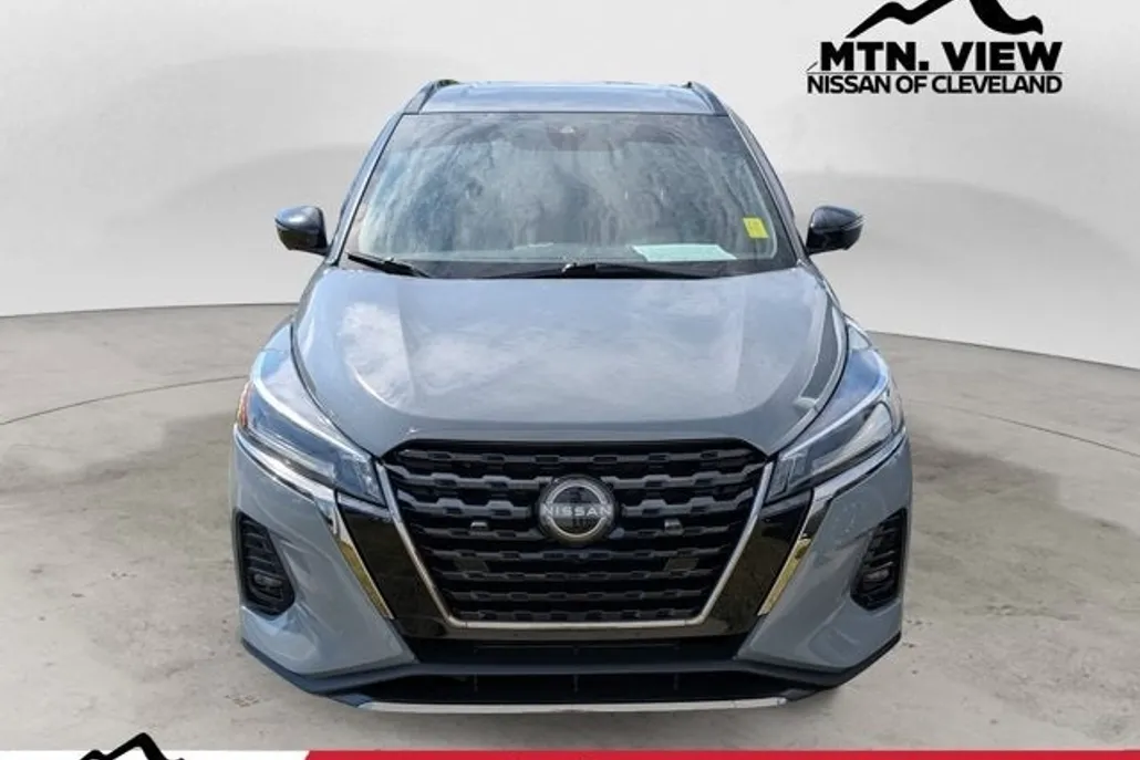 2023 Nissan Kicks SR photo 1