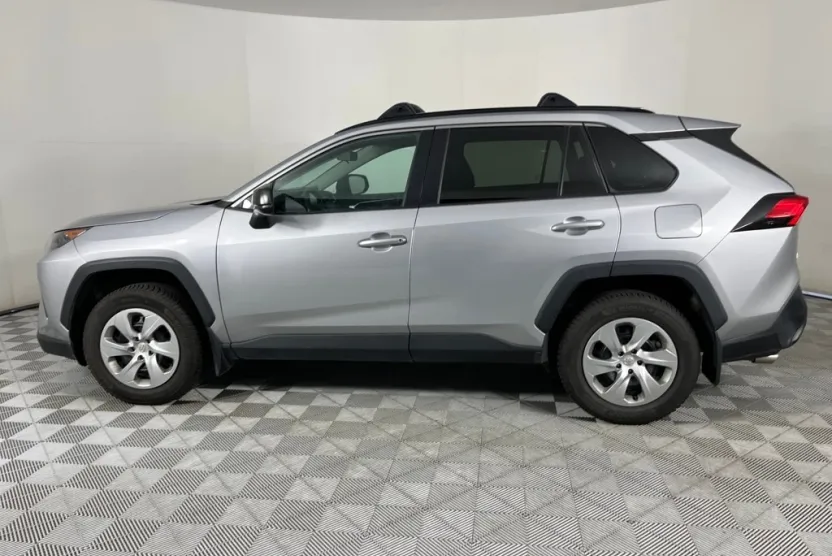 2021 Toyota RAV4 LE photo 1
