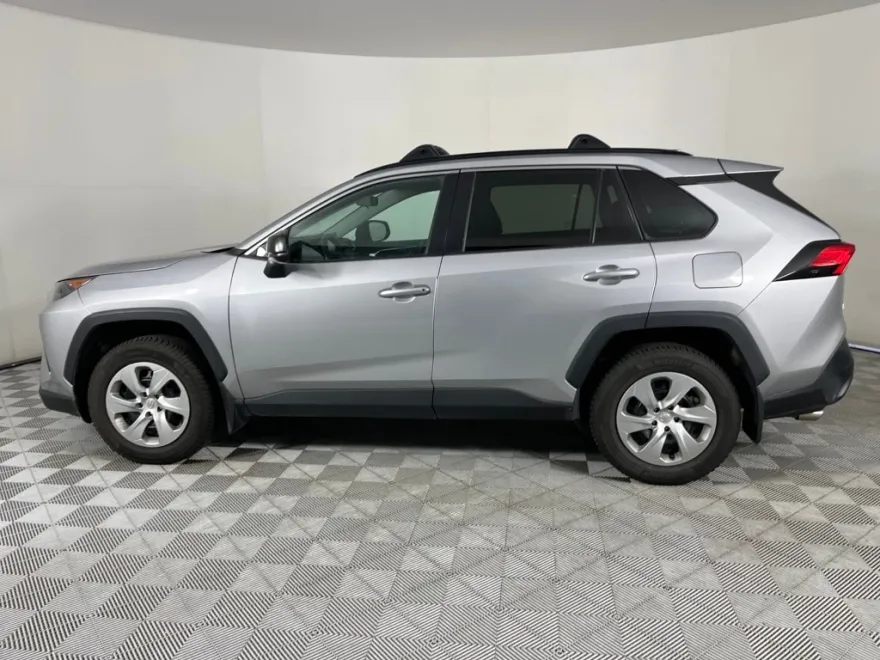 2021 Toyota RAV4 LE photo 1