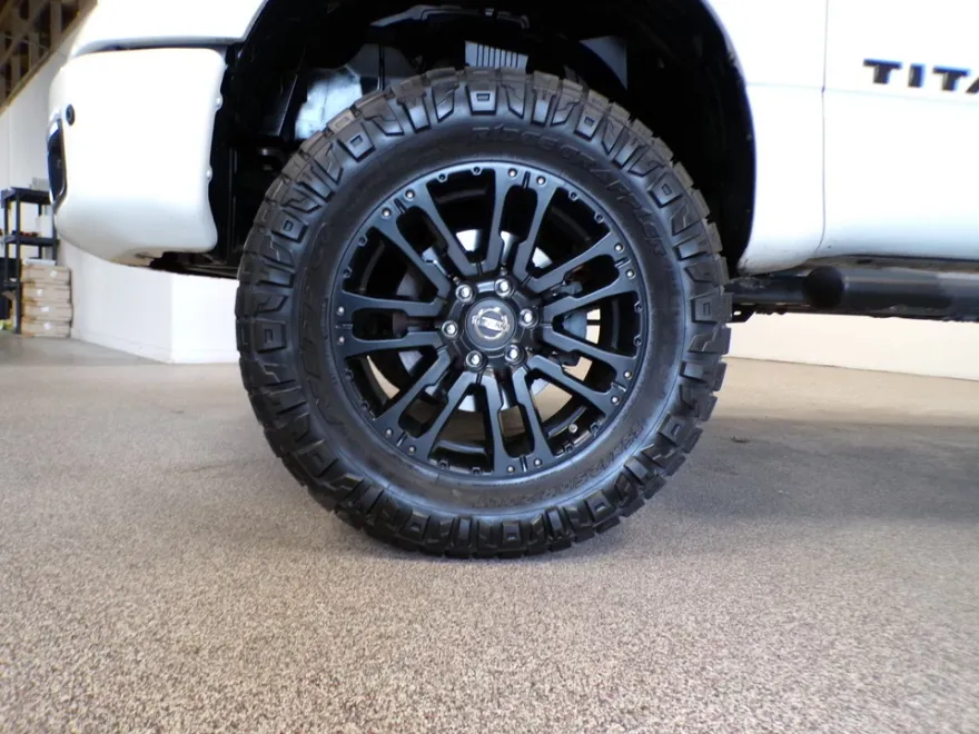 2018 Nissan Titan SV photo 1