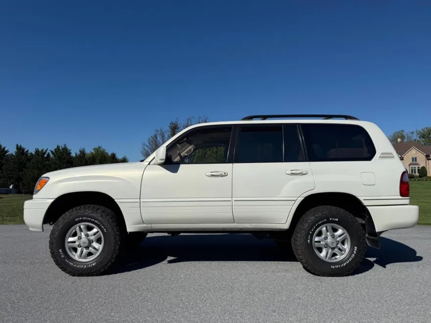 2000 Lexus LX 470 Base photo 1