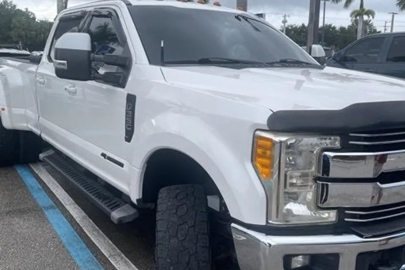 2017 Ford F-350 Lariat photo 1